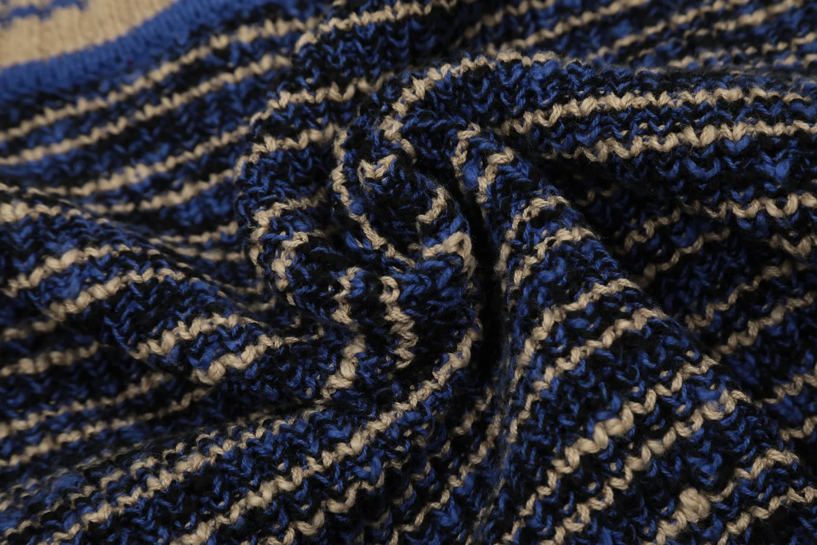 VIVI123 vivienne west wood Tokyo limited show in October 24 is coming. Really good-looking. 5 colors of different threads interlaced and woven. Embroidered logo LoGo icon. Big letter buttons. West Queen Vivienne heavy industry show limited cardigan. Knitted sweater wool. 2024 autumn latest style. Size: S -M- L. Color: brown, blue and purple.
